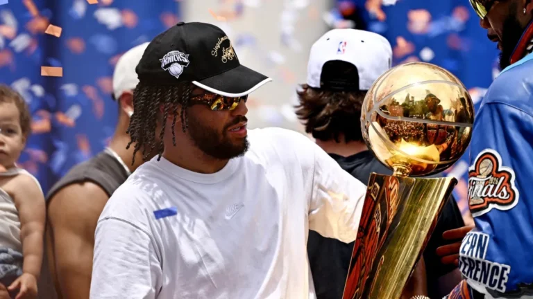 Jalen-Brunson-celebrates-during-the-Knicks-championship-parade.jpg